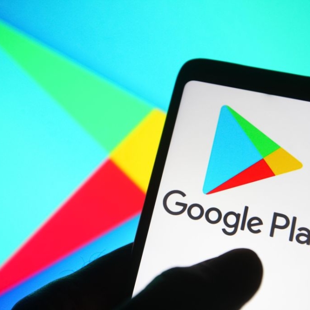 UKRAINE - 2021/10/06: In this photo illustration a Google Play Store logo is seen on a smartphone. (Photo Illustration by Pavlo Gonchar/SOPA Images/LightRocket via Getty Images)